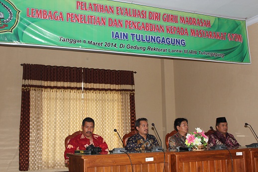 PELATIHAN EVALUASI DIRI GURU MADRASAH/SEKOLAH SE-EKS KARESIDENAN KEDIRI, BOJONEGORO DAN MADIUN