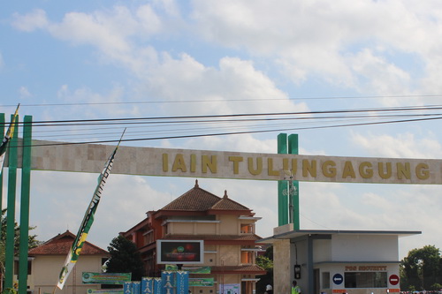 DIBANJIRI PENDAFTAR, IAIN TULUNGAGUNG TOLAK RATUSAN CALON MAHASISWA