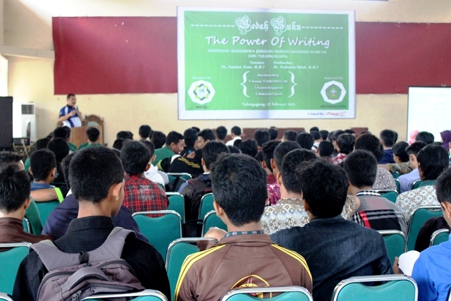 Mahasiswa HES Gelar Bedah Buku “The Power of Writing”