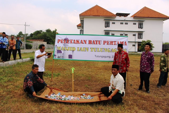Halal Bi Halal; Lakukan Peletakkan Batu Pertama Masjid Baru Kampus