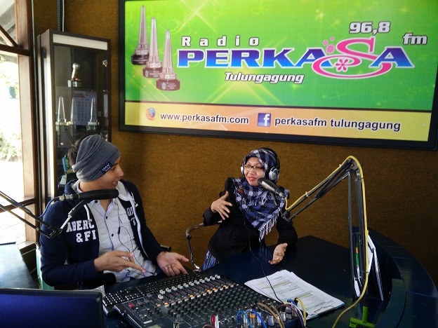 DIALOG INTERAKTIF DOSEN DI RADIO FM TULUNGAGUNG