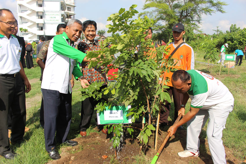 REKTOR IAIN TULUNGAGUNG BERSAMA DIRJEN PENGELOLAAN DAS & HUTAN LINDUNG DALAM GERAKAN MENANAM POHON DI IAIN TULUNGAGUNG