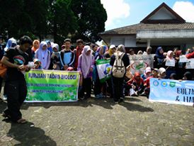 Tadris Biologi Tanam Pohon di Lereng Kelud