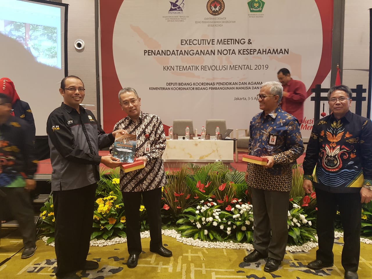 IAIN Tulungagung Terima Penghargaan Pengelolaan KKN Revolusi Mental Terbaik