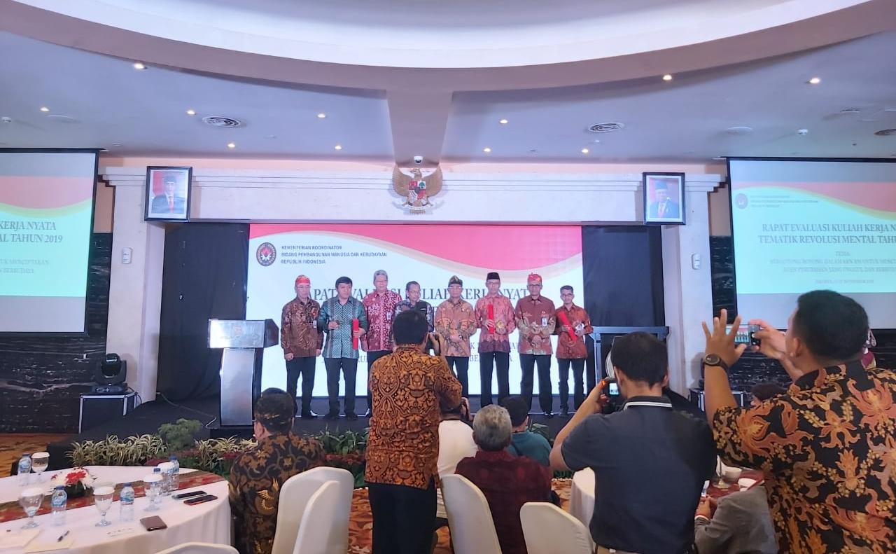 IAIN Tulungagung Raih Penghargaan Peserta KKN Revolusi Mental Kategori Publikasi Terbaik