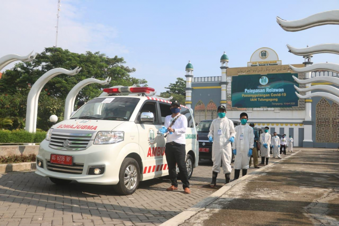 Rektor Berangkatkan 6 Tim Relawan Penanggulangan Covid-19