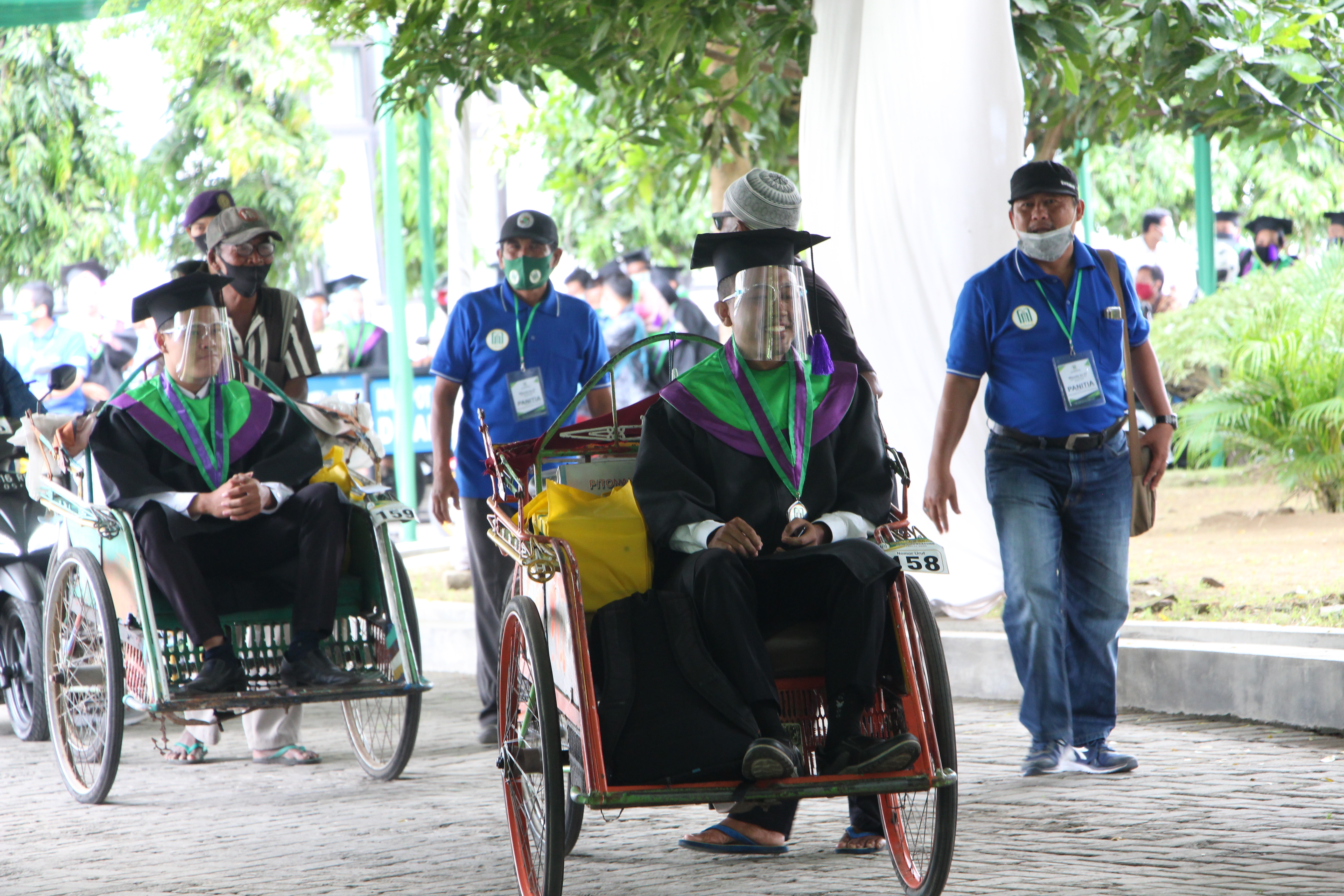 Fenomena Tampil Unik Peserta Wisuda Drive Thru IAIN Tulungagung