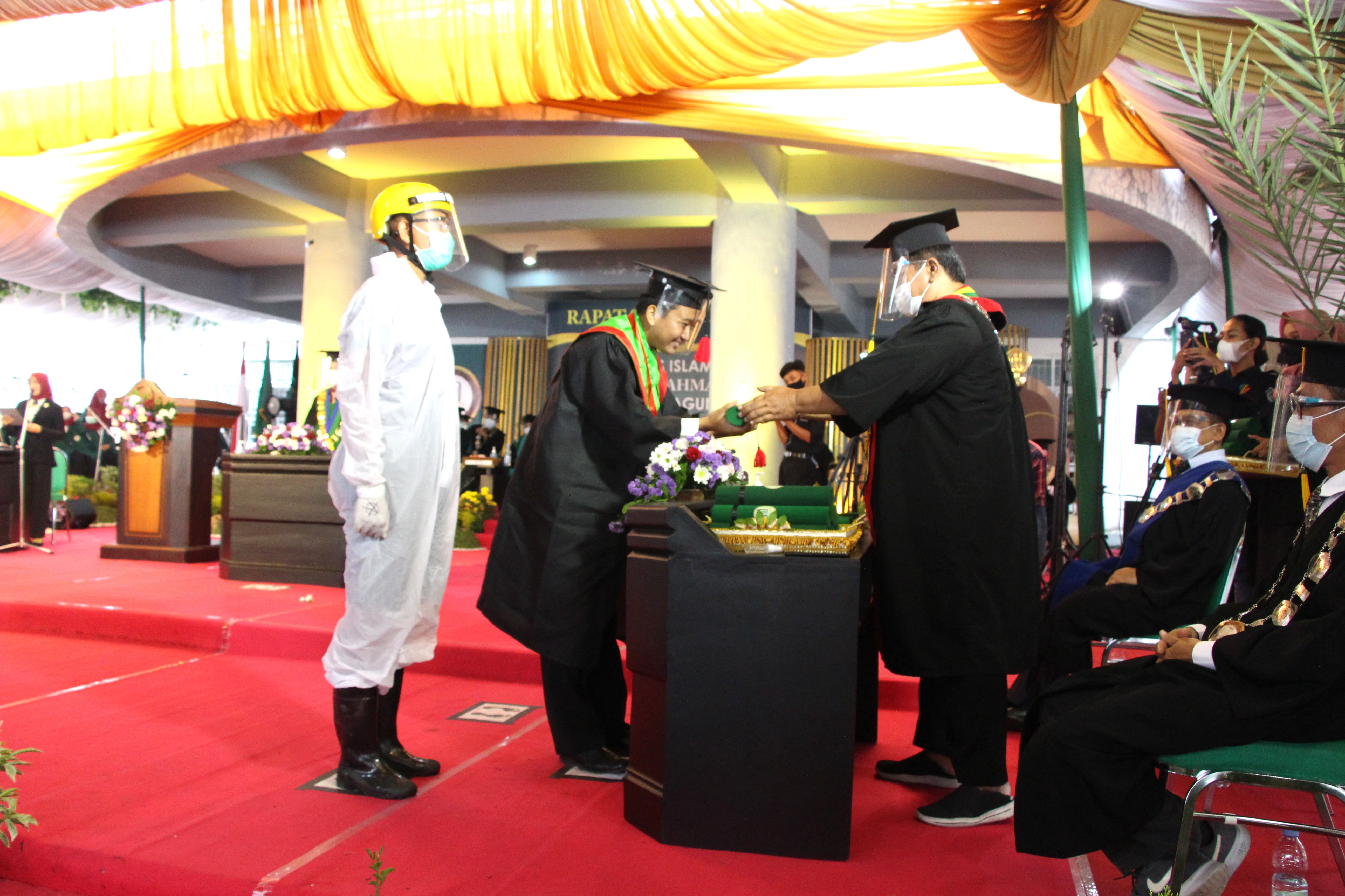 Wisuda ke-28 Diwarnai Hal Unik dan Mengharukan