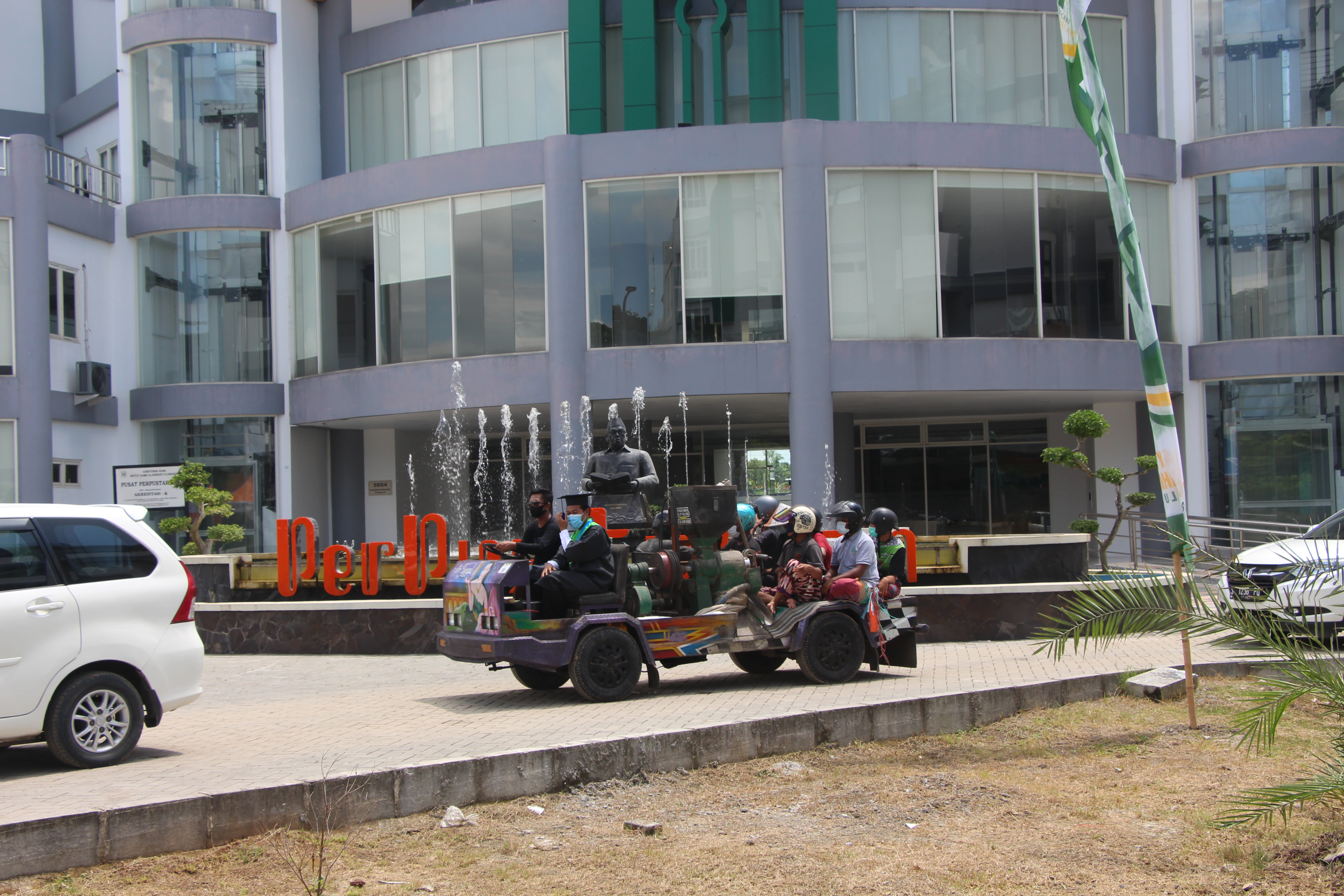Mesin Penggiling Padi Warnai Wisuda ke-29 yang Digelar Drive Thru