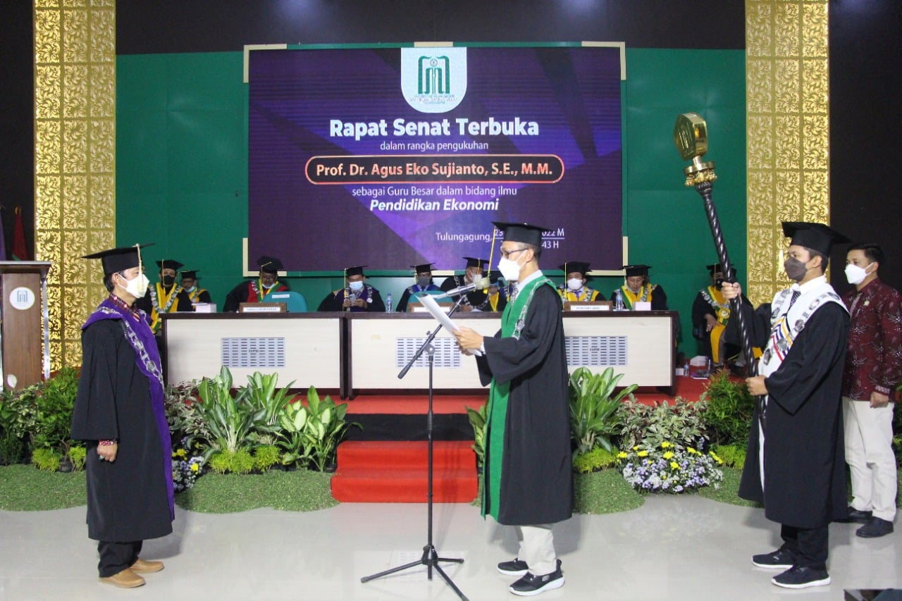 UIN SATU Tulungagung Kukuhkan Guru Besar Pendidikan Ekonomi