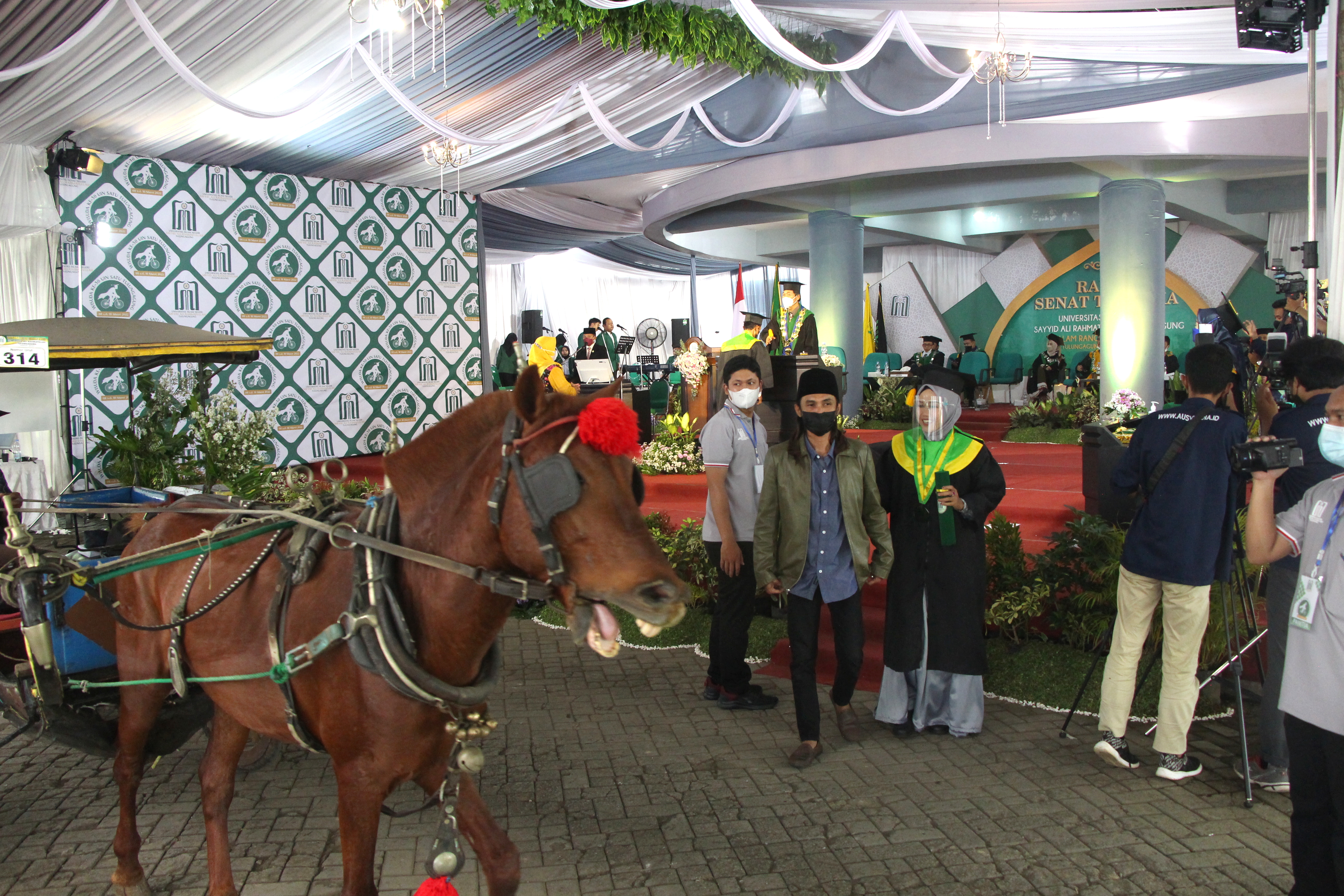 UIN SATU Tulungagung Laksanakan Wisuda ke-30 Secara Drive Thru