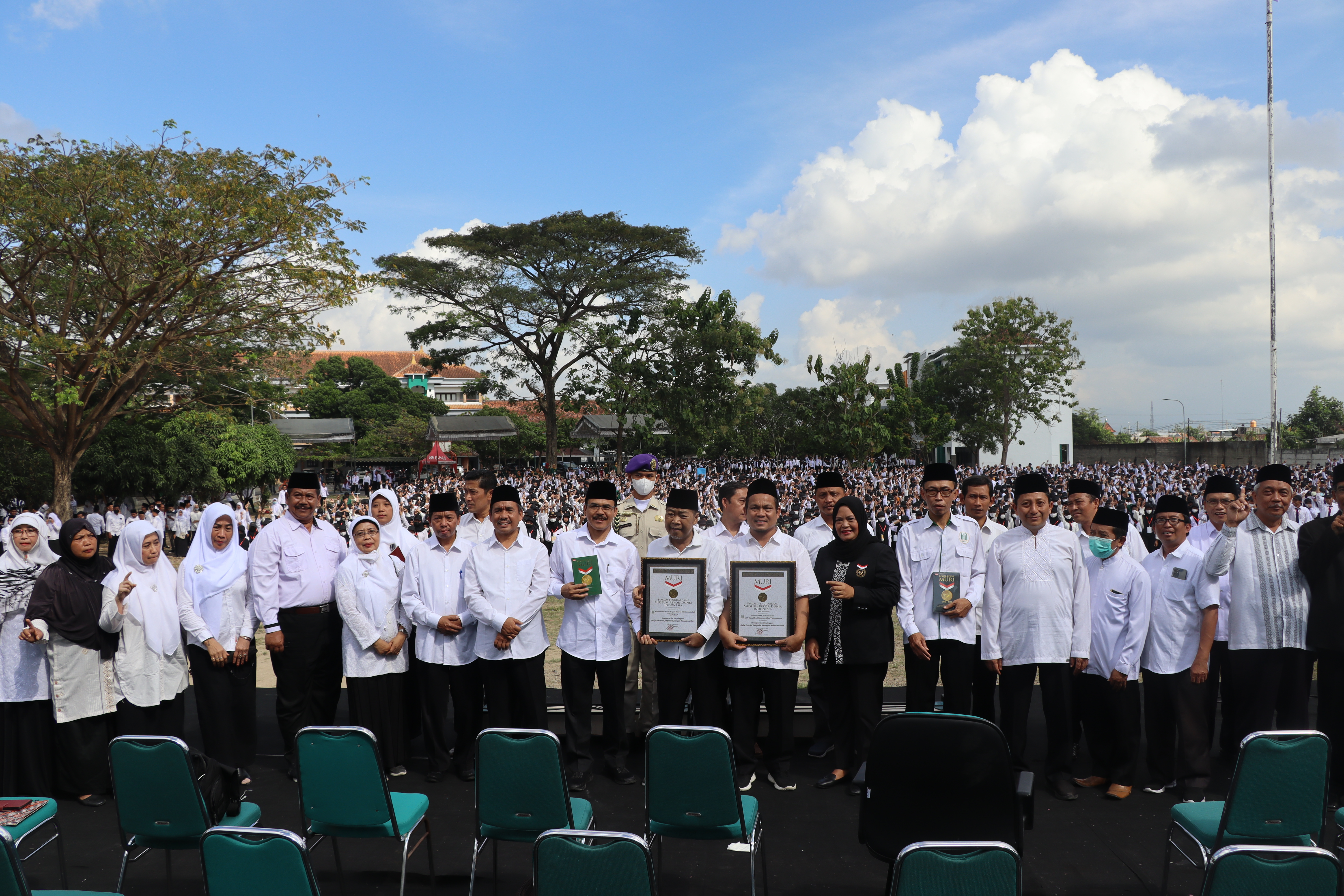 Gelar Upacara Bendera Peringatan 77 Tahun Kemerdekaan RI, UIN SATU Dapat Kado dari MURI