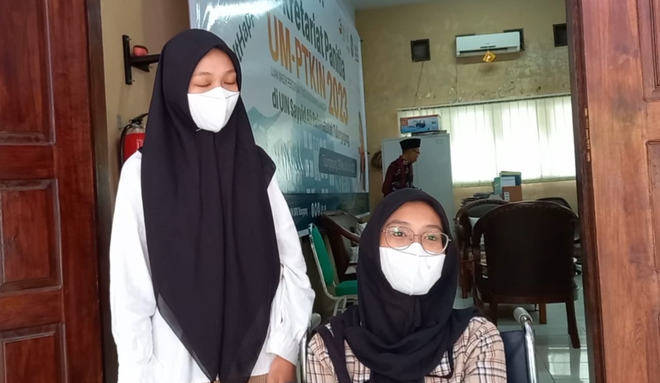 Pakai Kursi Roda, Peserta UM-PTKIN 2023 Tetap Hadiri SSE UM-PTKIN di UIN SATU Tulungagung