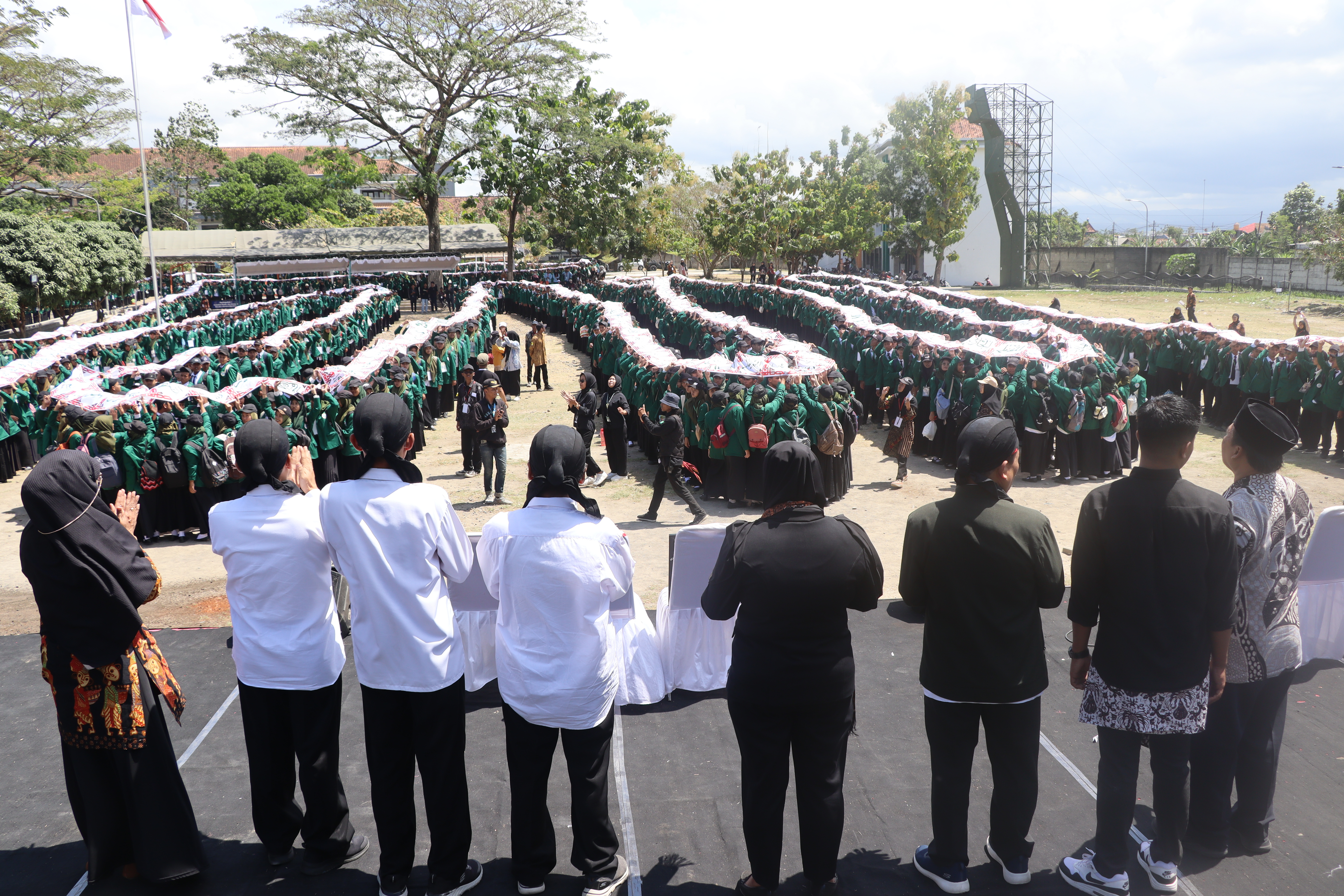 UIN SATU Tulungagung Raih Rekor MURI Lukisan Kaligrafi Terpanjang 1.500 Meter