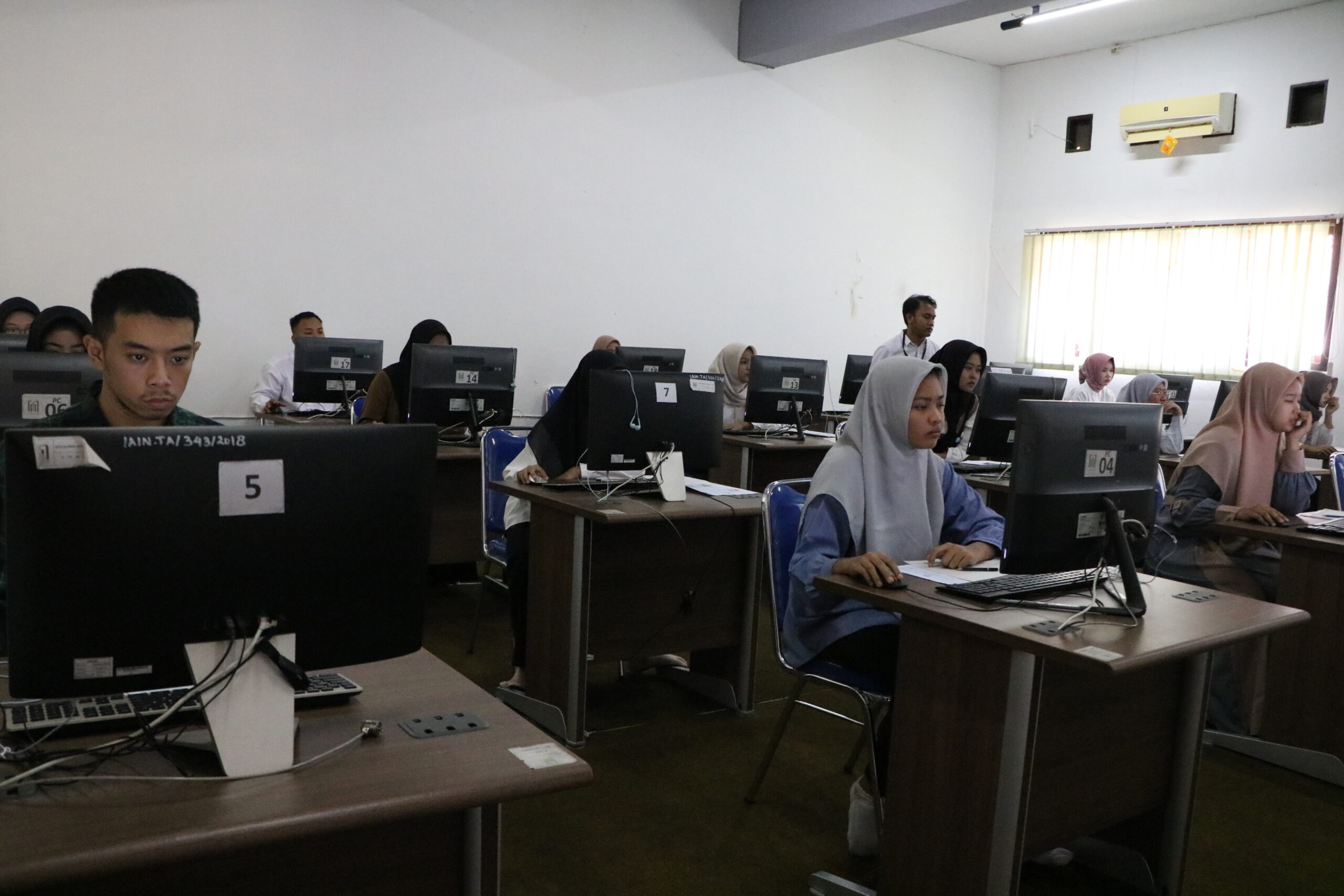 Pakai Kruk, Peserta UM-PTKIN Tetap Hadiri SSE UMPTKIN di UIN SATU Tulungagung