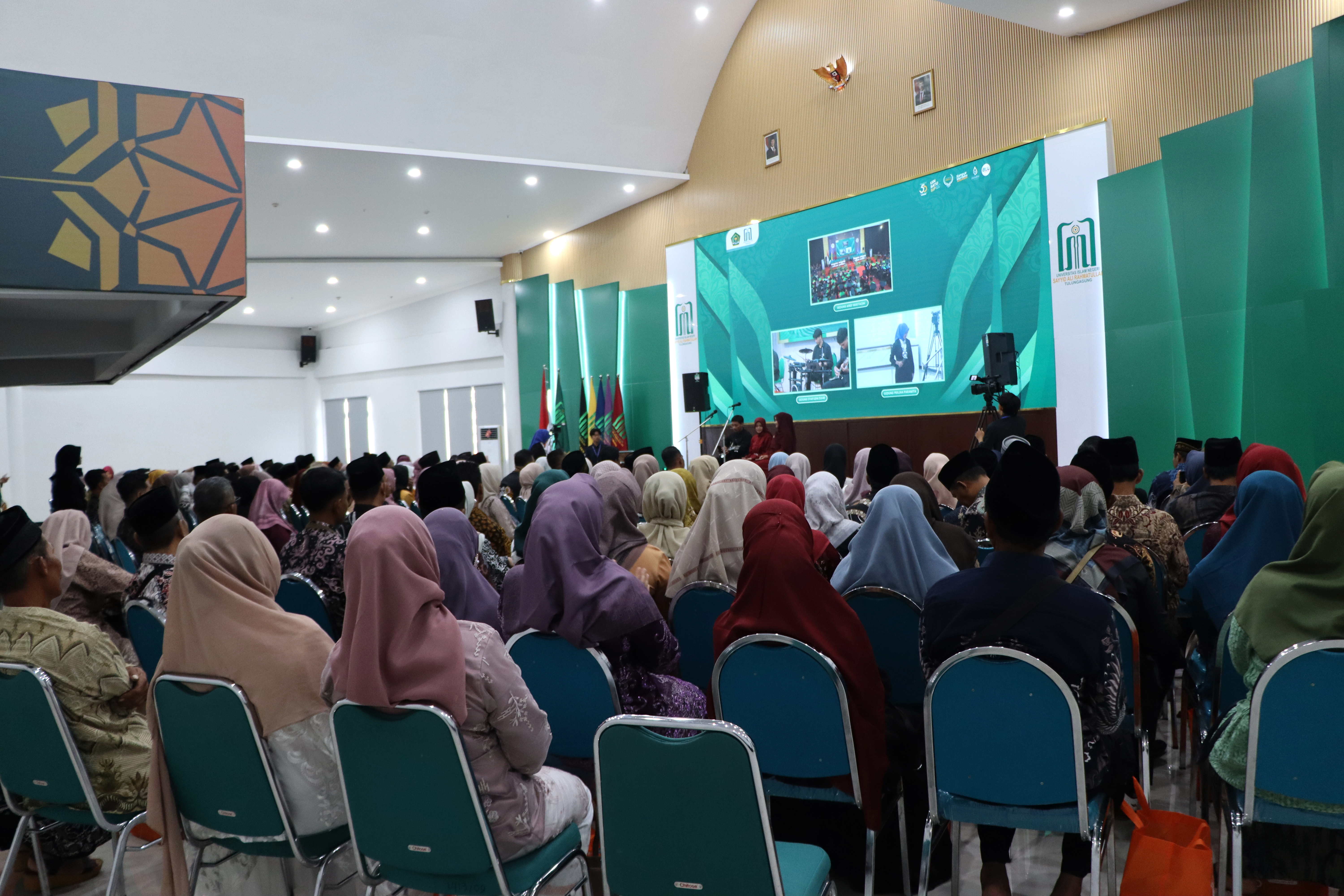 Wisuda ke-50 UIN SATU: Rektor Umumkan Kebijakan Baru dan Tekankan Integritas Lulusan 5 Wisuda ke 50 UIN SATU Rektor Umumkan Kebijakan Baru dan Tekankan Integritas Lulusan 2